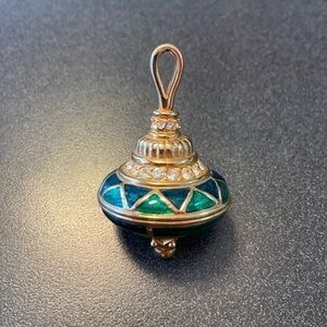 BEAUTIFUL RARE VINTAGE SWAROVSKI GREEN ENAMEL AND CRYSTAL TOP PENDANT.
